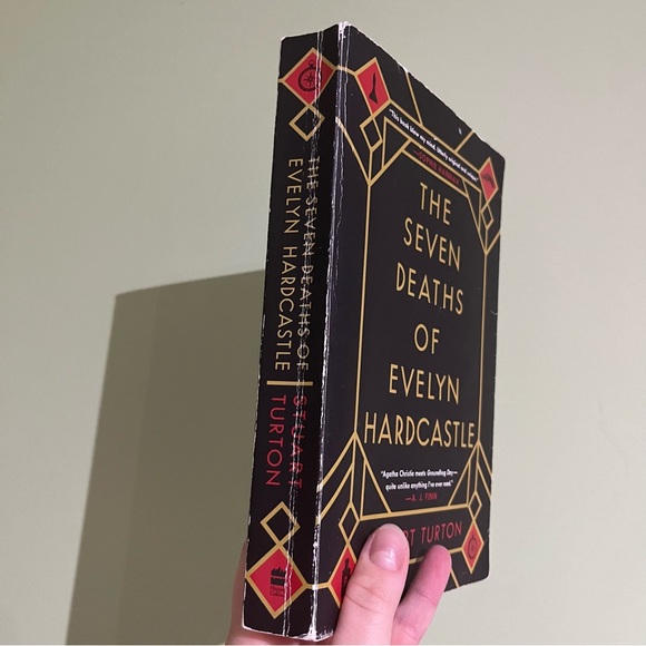 📚 4/25$ 📚 The Seven Deaths of Evelyn Hardcastle Book - Picture 2 of 9
